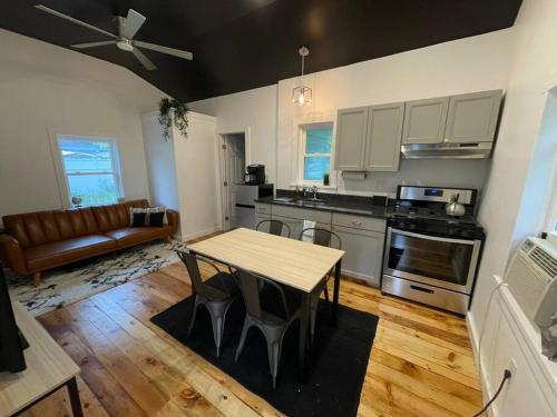 Campfire Cottage Fireplace, fire pit & no chores! in Kingston (New York)