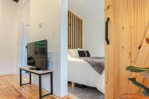 Campfire Cottage Fireplace, fire pit & no chores! in คิงส์ตัน (NY)