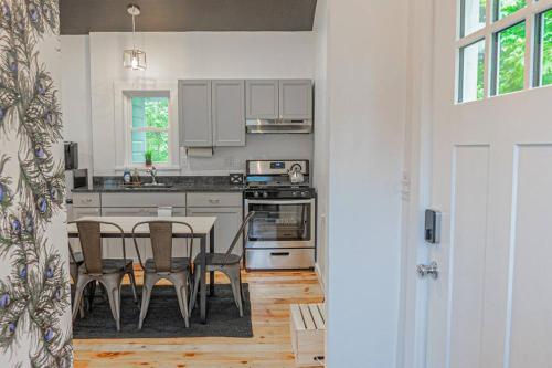 Campfire Cottage Fireplace, fire pit & no chores! in Kingston (New York)