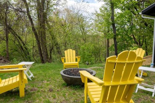 Campfire Cottage Fireplace, fire pit & no chores! in คิงส์ตัน (NY)