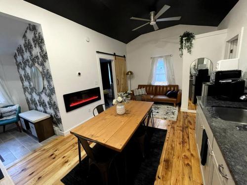 Campfire Cottage Fireplace, fire pit & no chores! in คิงส์ตัน (NY)