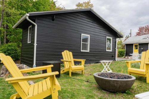 Campfire Cottage Fireplace, fire pit & no chores! in คิงส์ตัน (NY)