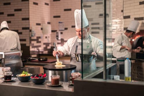475280320 Holiday Inn & Suites - Dubai Science Park by IHG