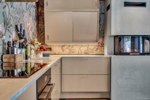 مطبخ, Private Room in Beautiful Mountain Home w/ Sauna in بيتوستولين