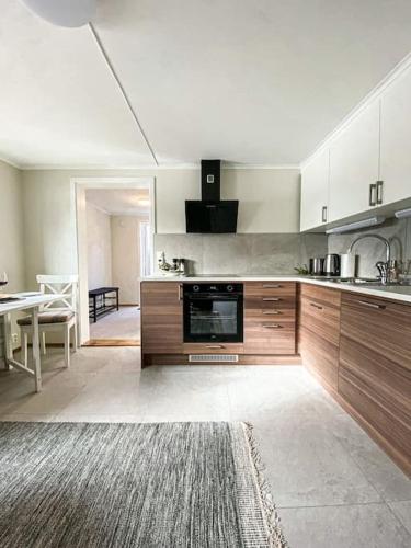 מטבח, Beautiful apartment near forest, sea and city in סנדפיורד