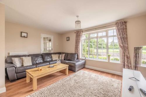 3-Bed Family Home with Parking & Large Garden, Windsor (foto 8)
