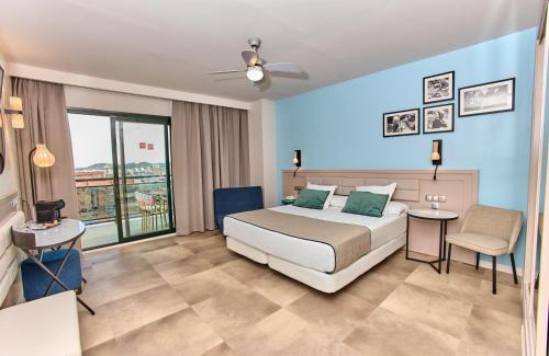 Superior Quadruple Room with Lateral Sea View  image 8