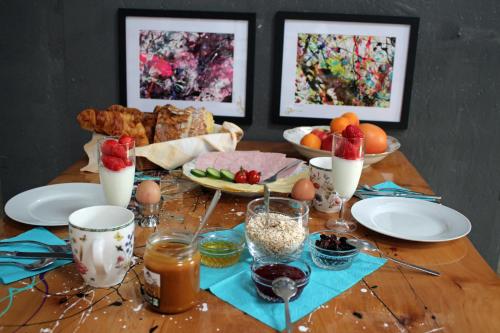 BnB Maison d'Art Breakfast in the Art Gallery