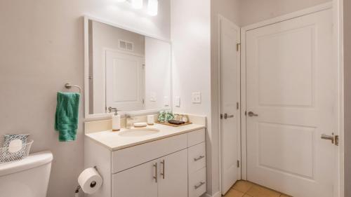 Stunning Studio with Balcony Views, Pool, and Gym Stunning Studio with Balcony Views, Pool, and Gym
