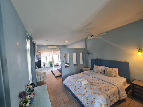 room detail thumbnail 1
