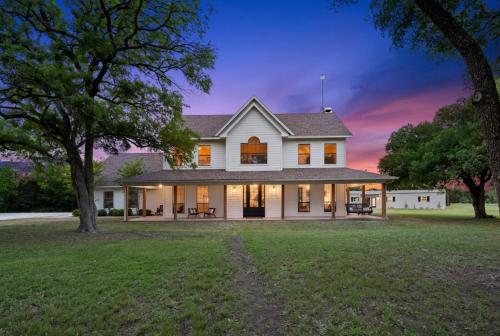 50 Acre Countryside Haven With Hiking Trails, Fossils, Pickleball Court, Basketball, Arcade, In-Ground Trampoline, Pool and Jacuzzi residence - Glen Rose