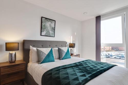 Beautiful 2 Bed 2 Bath Apartment in a Converted Mill - image 3