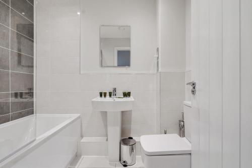 Beautiful 2 Bed 2 Bath Apartment in a Converted Mill - image 10