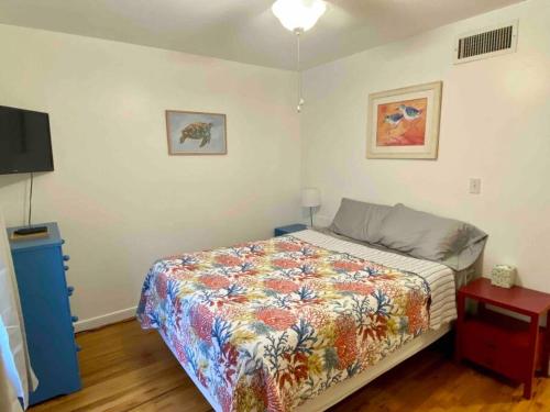 Endless Summer -Updated Townhome, 3-5 minute walk to the beach! in Indian Harbour Beach, USA