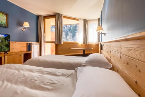 Twin Room with Balcony and Mountain View