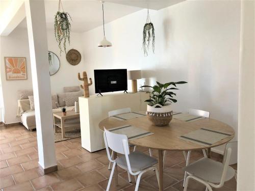 Beaux appartements climatises - 3 pieces - espaces exterieurs - parking - proche plage in Other