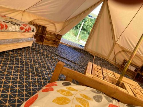 Roaches Retreat Family Glampsite, Rocky Reach Bell Tent with Outdoor Adventures and Campfire Nights gîte à louer Blackshawmoor Farm