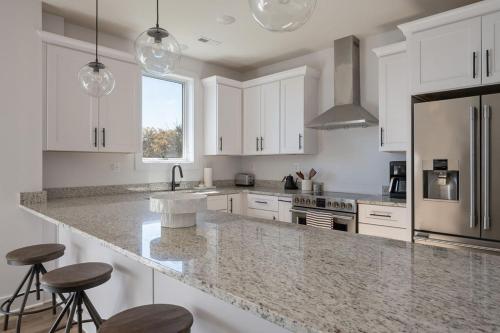 Piedmont Place Suite 402 Modern Apartment in Heart of Crozet in Crozet, USA