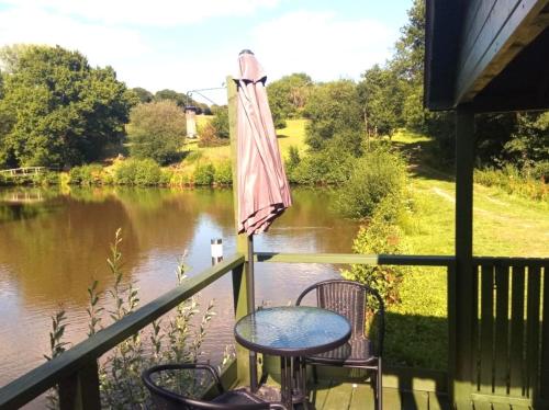 Instalaciones, Charming tranquil Shepherds Hut with lakeside balcony 'Roach' in Uckfield