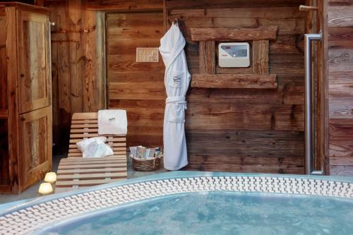 CHALET MATTERHORN - Luxury Catered Ski Chalet with private SPA, walking distance center and lift system Breuil Cervinia
