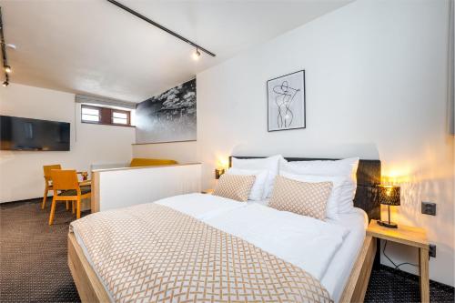Deluxe Double Room with Extra Bed image 5
