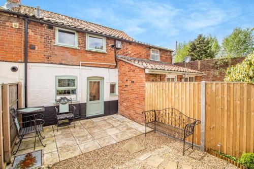 Curlew Cottage Woodbridge Suffolk Cosy Victorian cottage for couple and dog