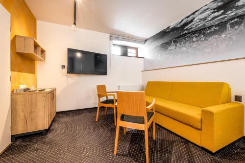 Deluxe Double Room with Extra Bed image 4