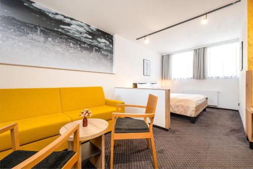 Deluxe Double Room with Extra Bed image 6