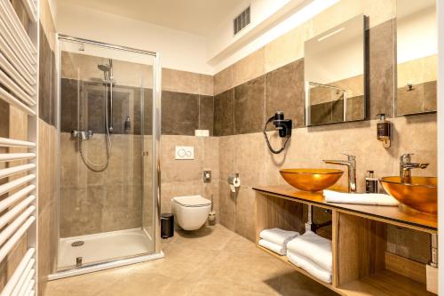 Deluxe Double Room with Extra Bed image 3