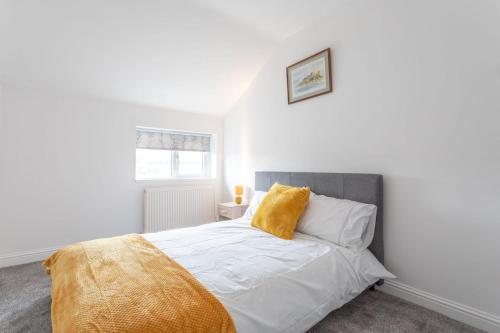 Stunning 2 Bed apartment close to city centre - image 2
