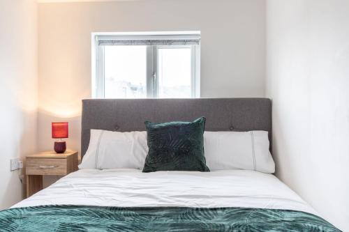 Stunning 2 Bed apartment close to city centre - image 4