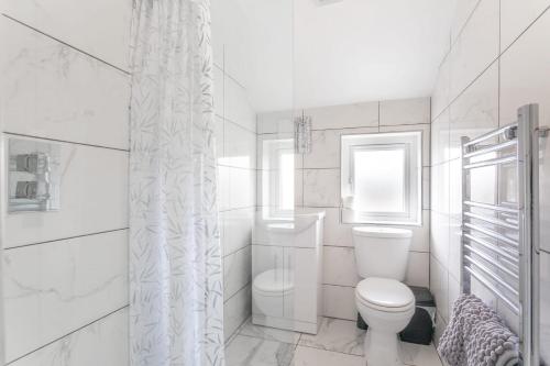 Stunning 2 Bed apartment close to city centre - image 9