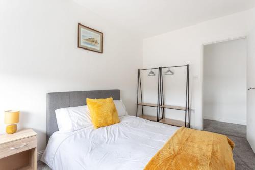 Stunning 2 Bed apartment close to city centre - image 13