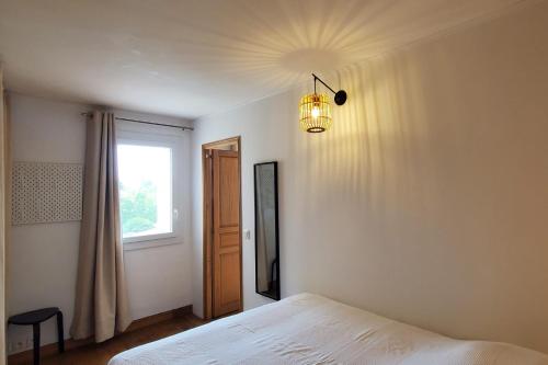 Modern T2 near train station with swimming pool