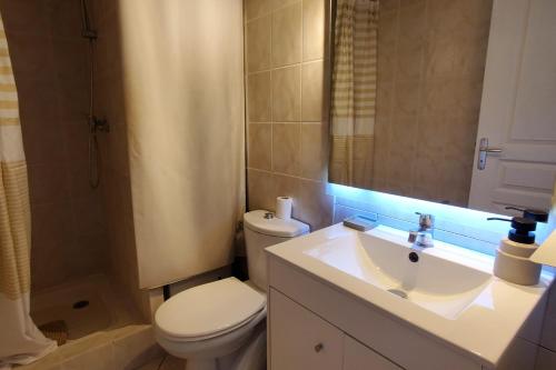 Modern T2 near train station with swimming pool