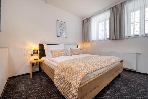 Deluxe Double Room with Extra Bed image 2