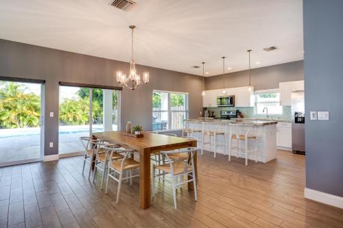 Florida Gem Saltwater Pool By Beaches and Kayaking! in Jensen Beach, USA