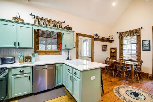 Lake Cumberland Resort Cabin with Community Perks! in Burnside, USA
