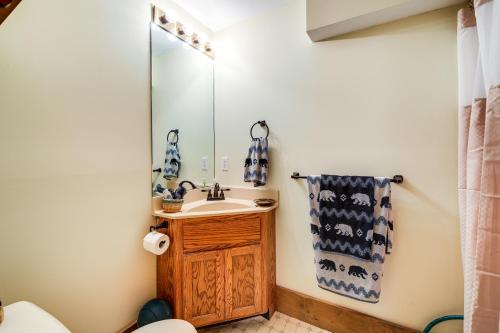 Lake Cumberland Resort Cabin with Community Perks!