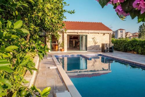 Stunning Gold apartment with pool Stunning Gold apartment with pool