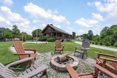 . Rustic Cabin, Dock, Firepit, Kayaks & Games