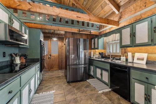 Konyha, Rustic Cabin, Dock, Firepit, Kayaks & Games in Winchester 