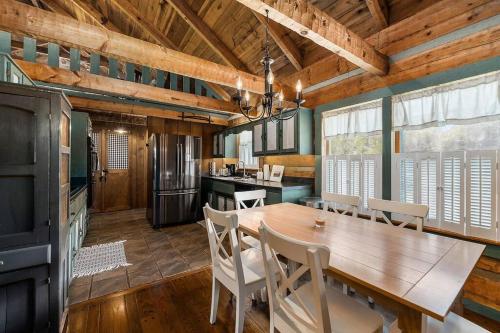 Rustic Cabin, Dock, Firepit, Kayaks & Games in Winchester 