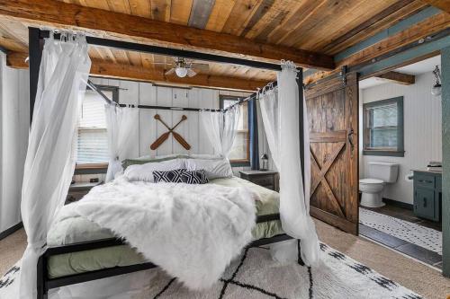 Rustic Cabin, Dock, Firepit, Kayaks & Games in Winchester 