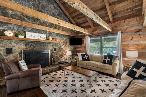Rustic Cabin, Dock, Firepit, Kayaks & Games in Winchester 