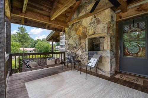Rustic Cabin, Dock, Firepit, Kayaks & Games in Winchester 
