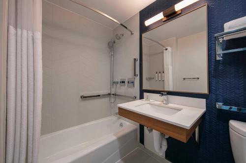 King Room with Adapted Tub - Mobility Accessible