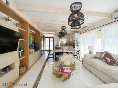 House with Pool in Sector Bahia, Close to the Beach - Casa Amalia