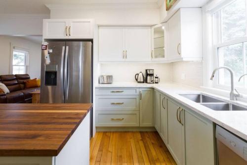 Waterfront with Hot Tub Joanie's Farmhouse in นาปานี