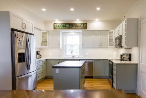 Waterfront with Hot Tub Joanie's Farmhouse in นาปานี